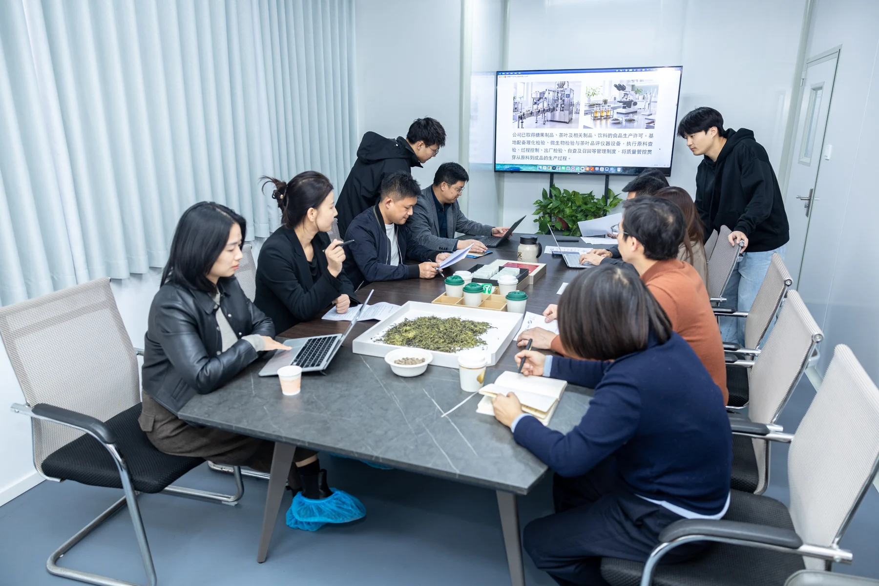 团队围绕金花菌研究与产品开展交流